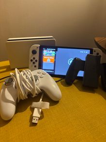 Nintendo Switch OLED (64GB Black and White) + controller