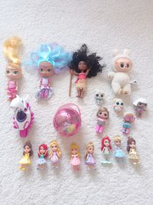 Mixture of small dolls/figures