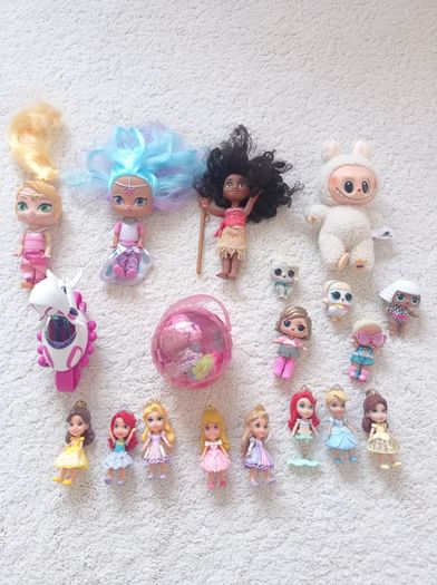 Mixture of small dolls/figures