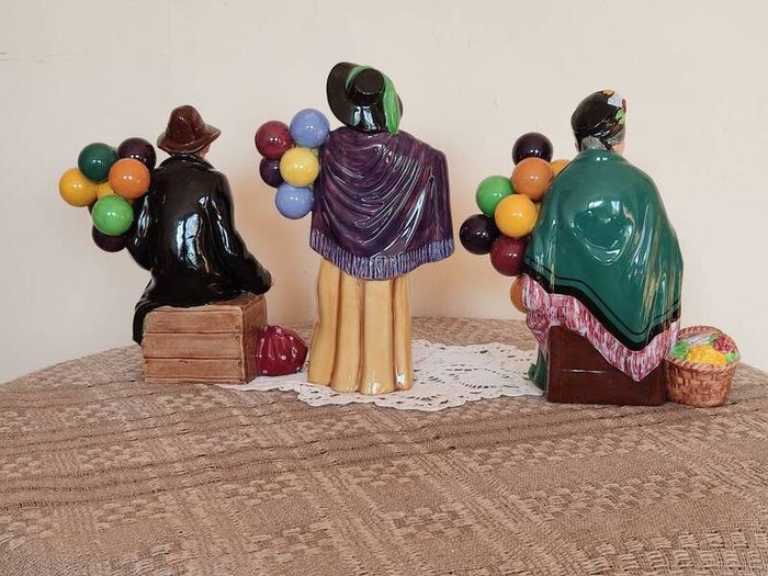 Vintage porcelain figurines family of balloon sellers by Royal Doultot . 85 euro each