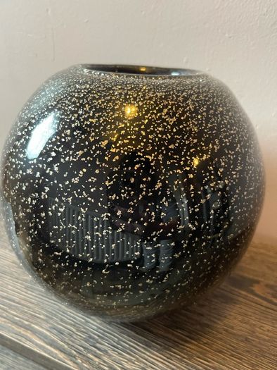 Round Stylish Vase black and gold
