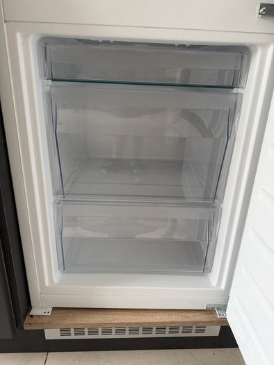Whirlpool integrated fridge/ freezer