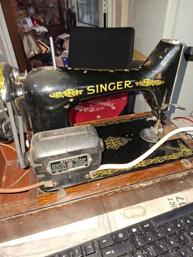 Antique Working Singer Sewing Machines from the late 19th to early 20th century,