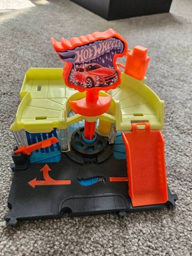 Hot wheels city Gorilla & car wash