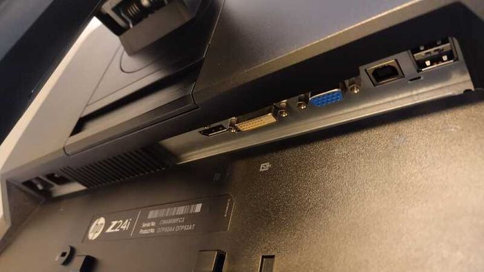 3 HP Z24i 24inch IPS Monitors and HP Thunderbolt Dock G2 Full Desk Setup
