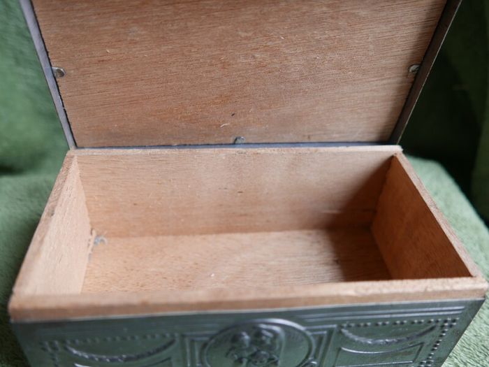 Vintage 1930 s Tin For State Express. Ornate Vintage State Express 333 Metal Tin With Wood Lining