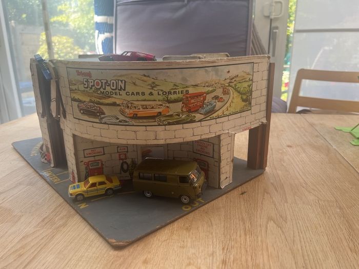Toy Car Garage Triang Spot-On