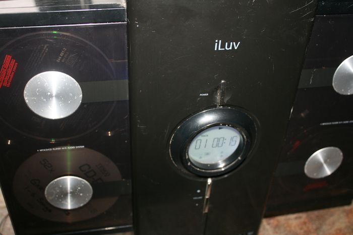 iLuv 4 disk CD player (in working order)