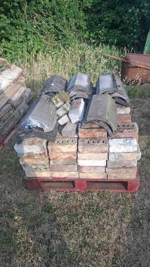 Used bricks, ridge tiles