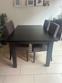 Extendable table and chairs x 4