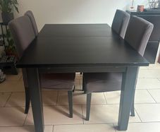 Extendable table and chairs x 4