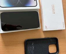 iPhone 14 Pro 256 GB with Peak design case