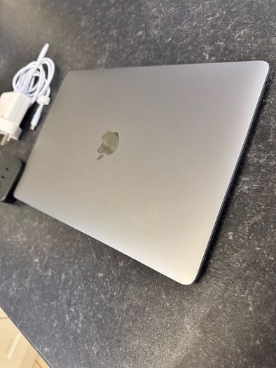 2022 M2 Chip MacBook PRO Retina display Mint condition