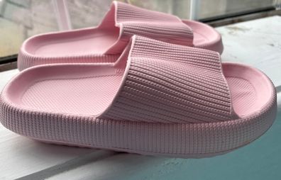 Womens pink sliders