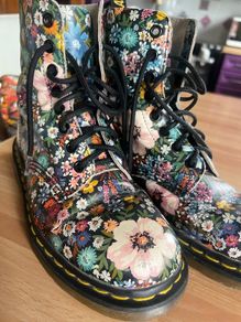 Dr MARTENS size 5 Daisy print