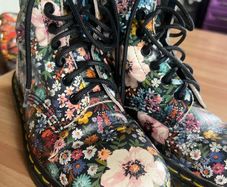 Dr MARTENS size 5 Daisy print