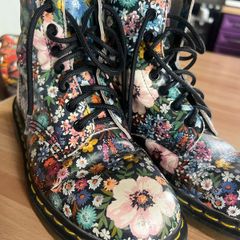 Dr MARTENS size 5 Daisy print