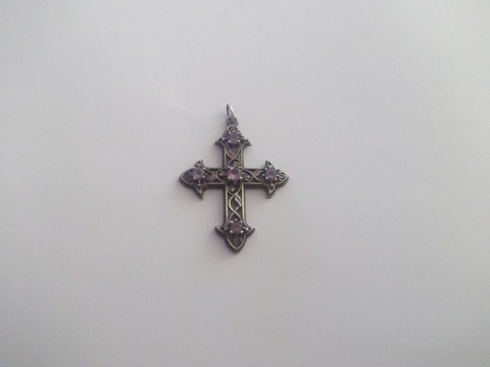 a vintage  solid silver cross penden  with 5 pink stones on it