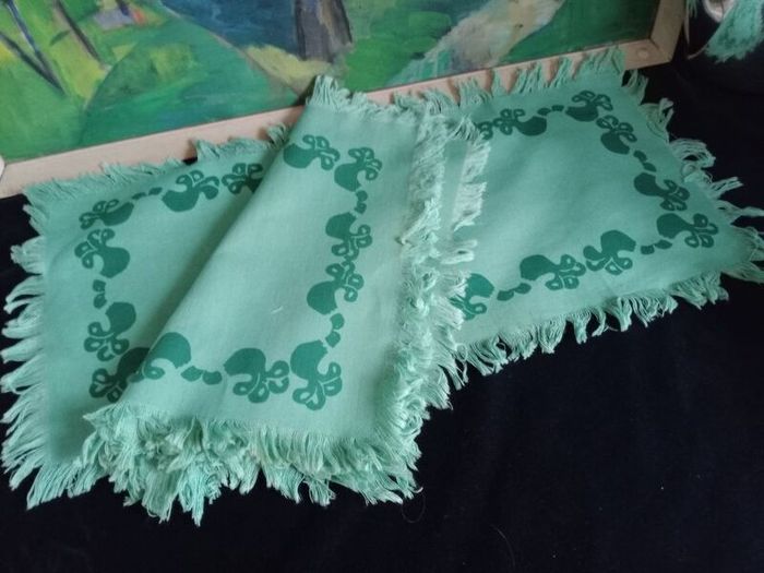Vintage runner and matching napkins