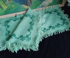 Vintage runner and matching napkins