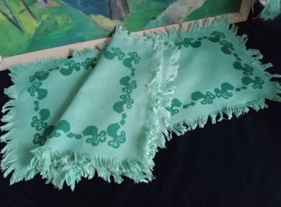 Vintage runner and matching napkins