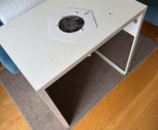 Nail table with dust extractor