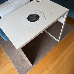 Nail table with dust extractor