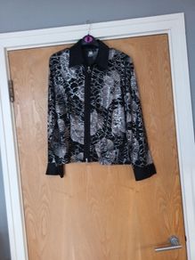 Tia Long Sleeved Zip-Up Blouse/  Top With Collar.   S.14.