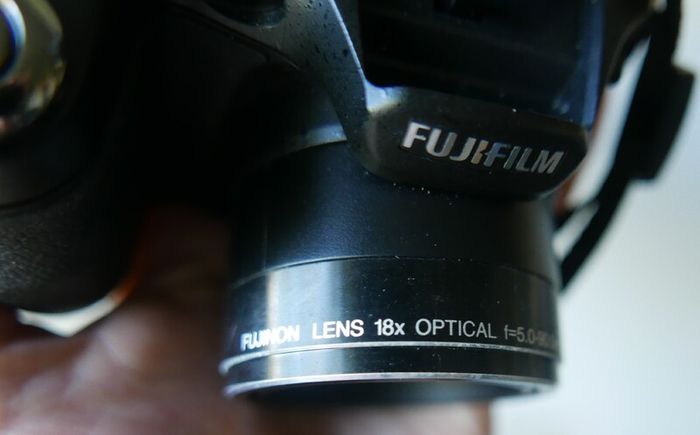 Fujifilm FinePix S2950 14MP Digital Bridge Camera