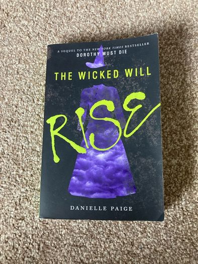 Dorothy Must Die by Danielle Paige fantasy retelling book set