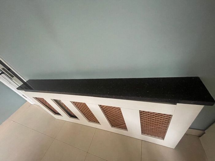 Kitchen units, work top and Belfast sink
