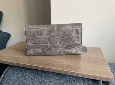Guess purse. Never used. Slightly worn on inside due to storage.