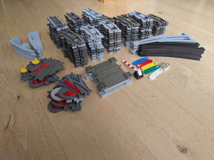 Lego Duplo - 119 train track pieces