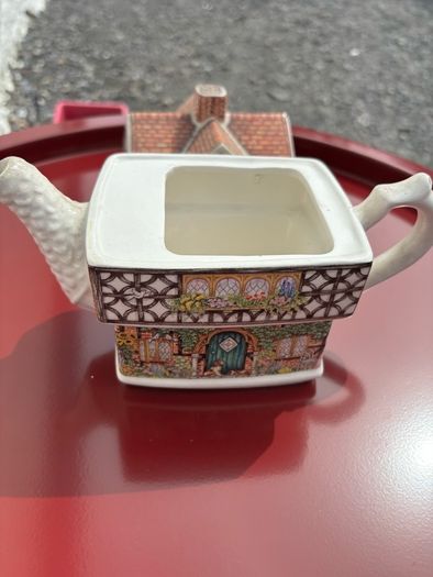 Sadler English Country Cottage - Ivy House Teapot