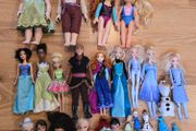Large set of Disney dolls.
