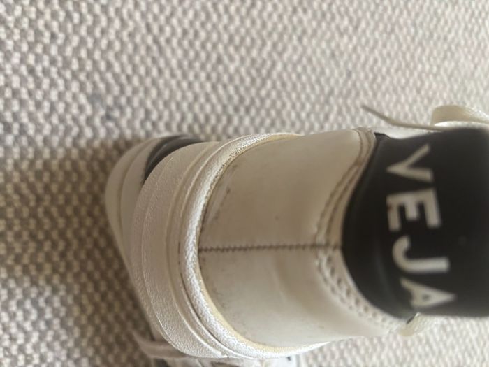 VEJA Men's Campo Trainers in White with Black V - Size 40