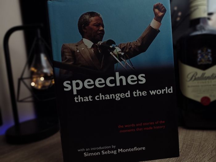 Speeches That Changed The World ! The Words and Stories that Changed The History ! CD Included ! 2005 ! by Quercus Books !