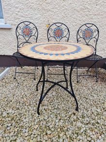 garden table and chairs