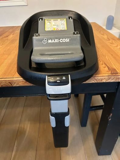 Maxi Cosi Family Fix Base and Pearl Car Seat