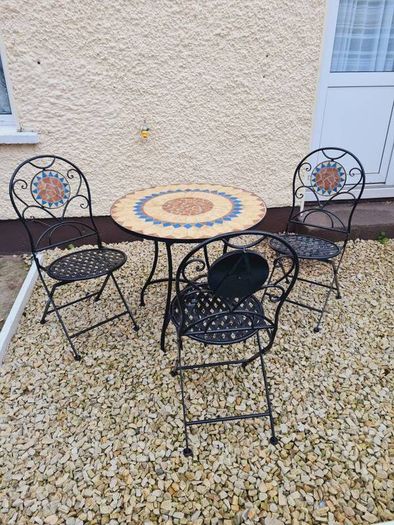 garden table and chairs