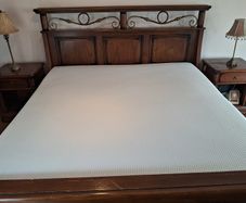 Kingsize Bed & lockers & chest of drawers