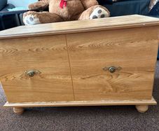 Blanket box / Wood-finish storage lift-top lid