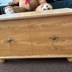 Blanket box / Wood-finish storage lift-top lid