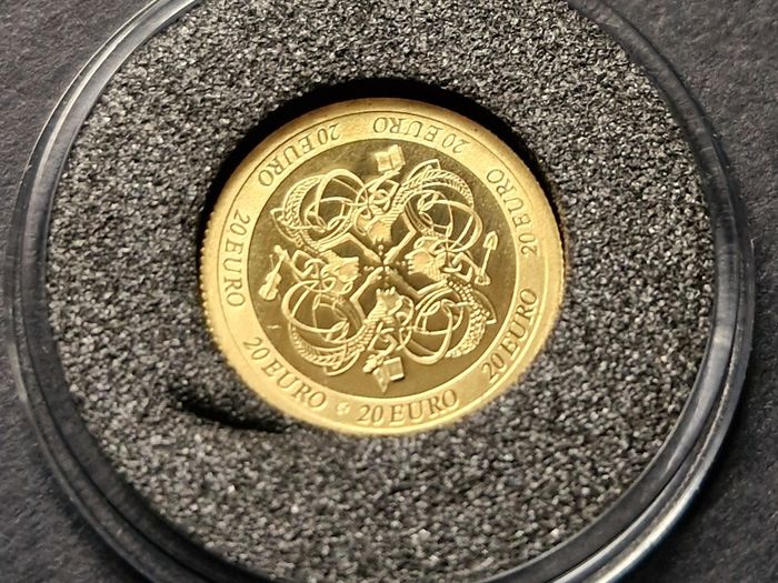 2007 Central Bank Celtic Culture 20 Euro Gold coin in box with Coa. (1.24 Grams)
