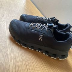 on Cloud trainers size 5.5 or 38.5