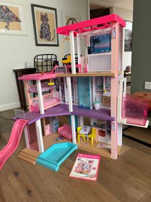 Barbies Dream house GRG93 three story dollhouse
