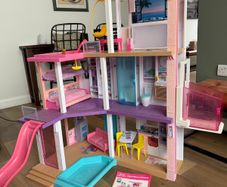Barbies Dream house GRG93 three story dollhouse
