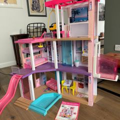 Barbies Dream house GRG93 three story dollhouse