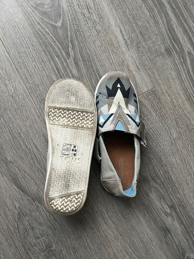 Toms boys shoes size 10uk