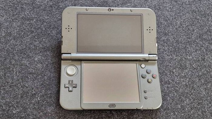 New Nintendo 3DS XL Metallic Grey 16GB Excellent Screens